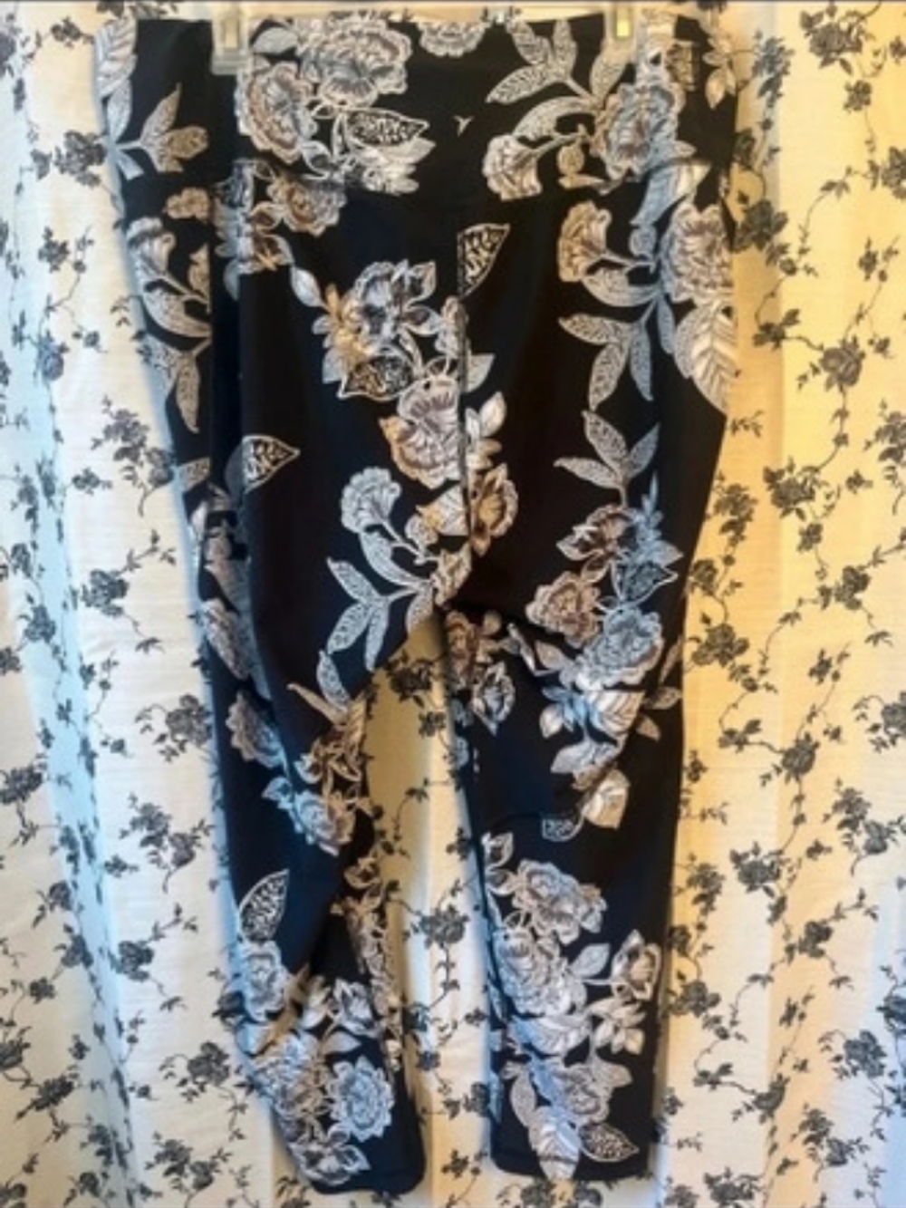 Old Navy Elevate Go-Dry Black White Floral Pocket Leggings 2XL